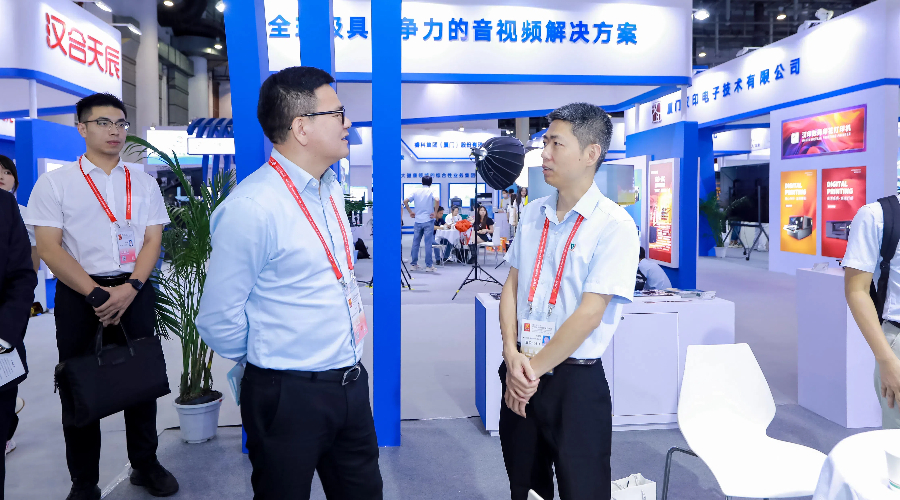 Director Wang Wenbao was interviewed at the booth